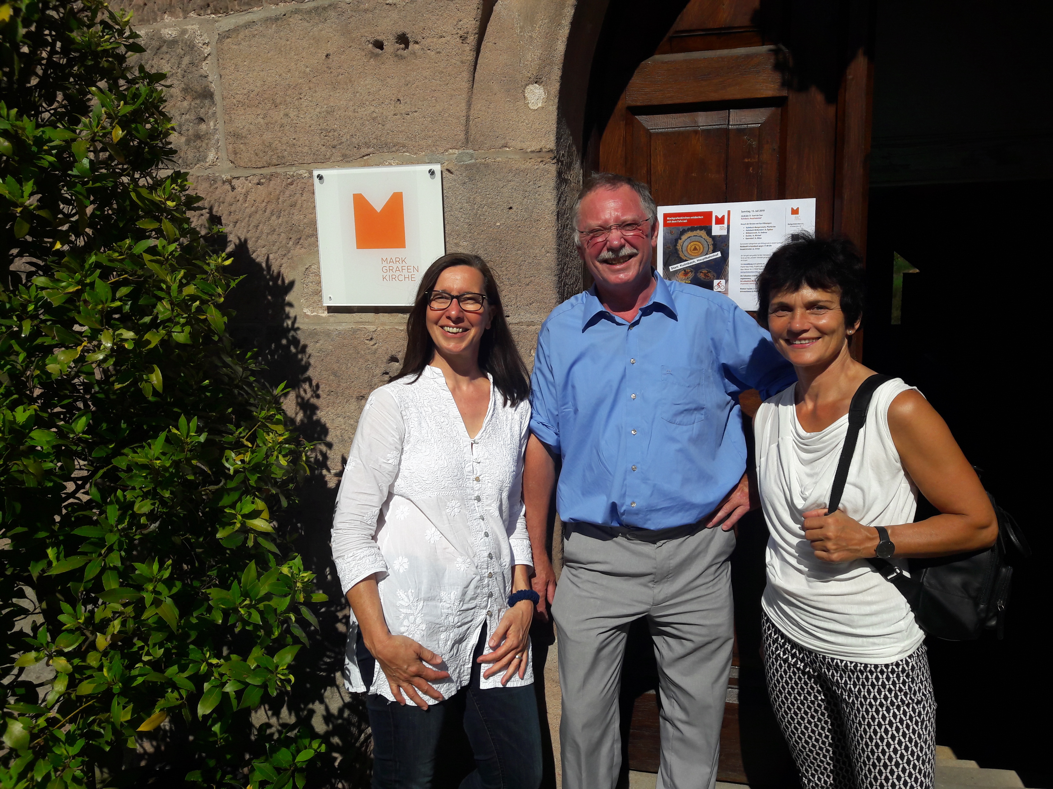 Vor der Pfarrkirche in Kulmbach-Mangersreuth Das LEADER-Team v. l. n. r.: Jutta Geyrhalter, Hans Peetz, Ute Steininger